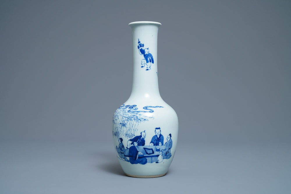 A Chinese blue and white bottle vase with go-players, 19/20th C.