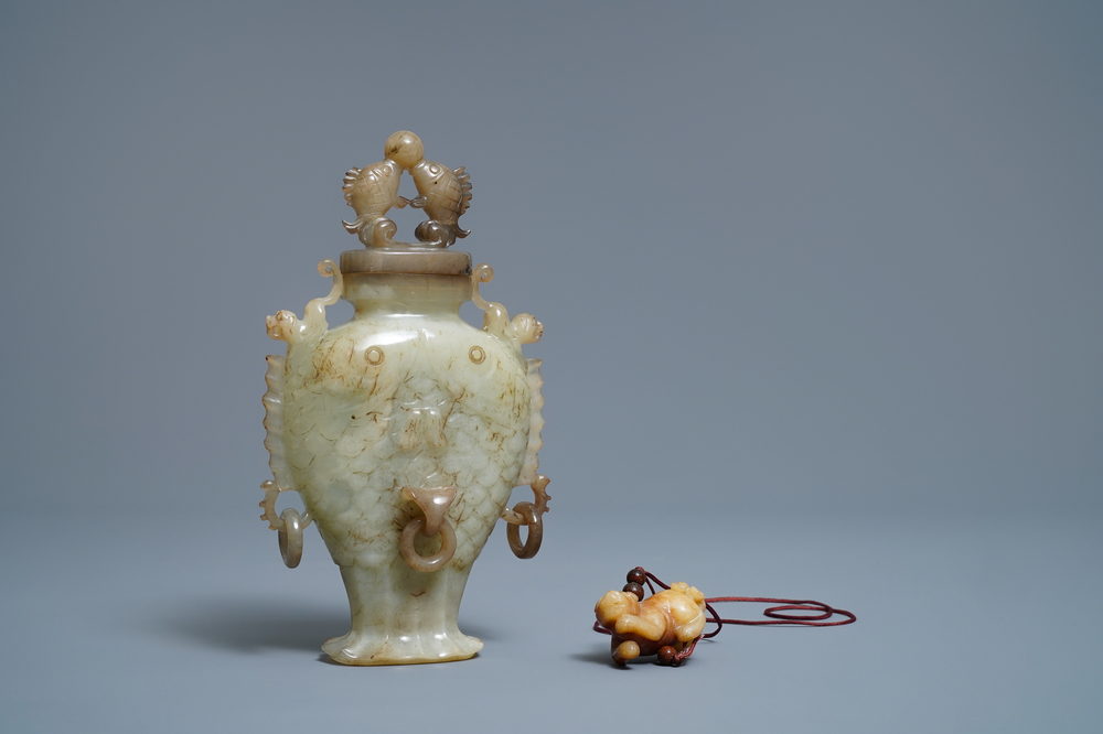 Een Chinese jade 'twin fish' vaas en een model van een hond in roestkeurige jade, 19/20e eeuw