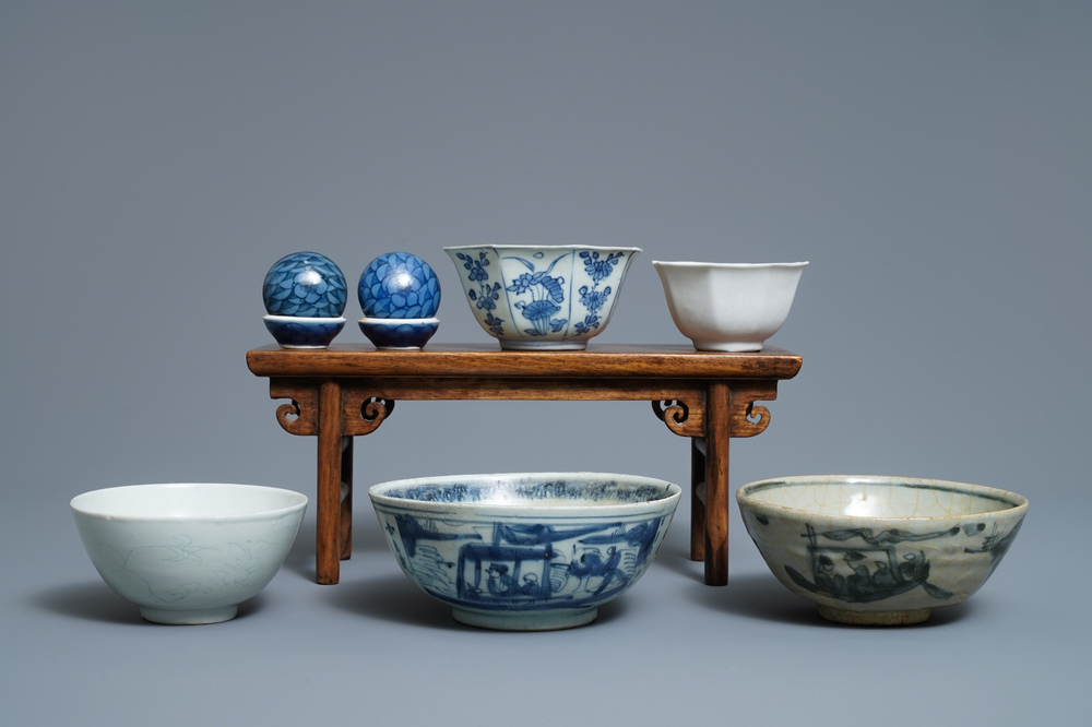 Une collection vari&eacute;e en porcelaine de Chine, e.o. de l'&eacute;pave du Hatcher cargo, &eacute;poque Transition