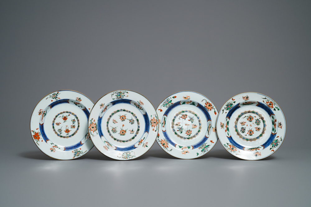 Quatre assiettes en porcelaine de Chine famille verte &agrave; d&eacute;cor de canards, Kangxi