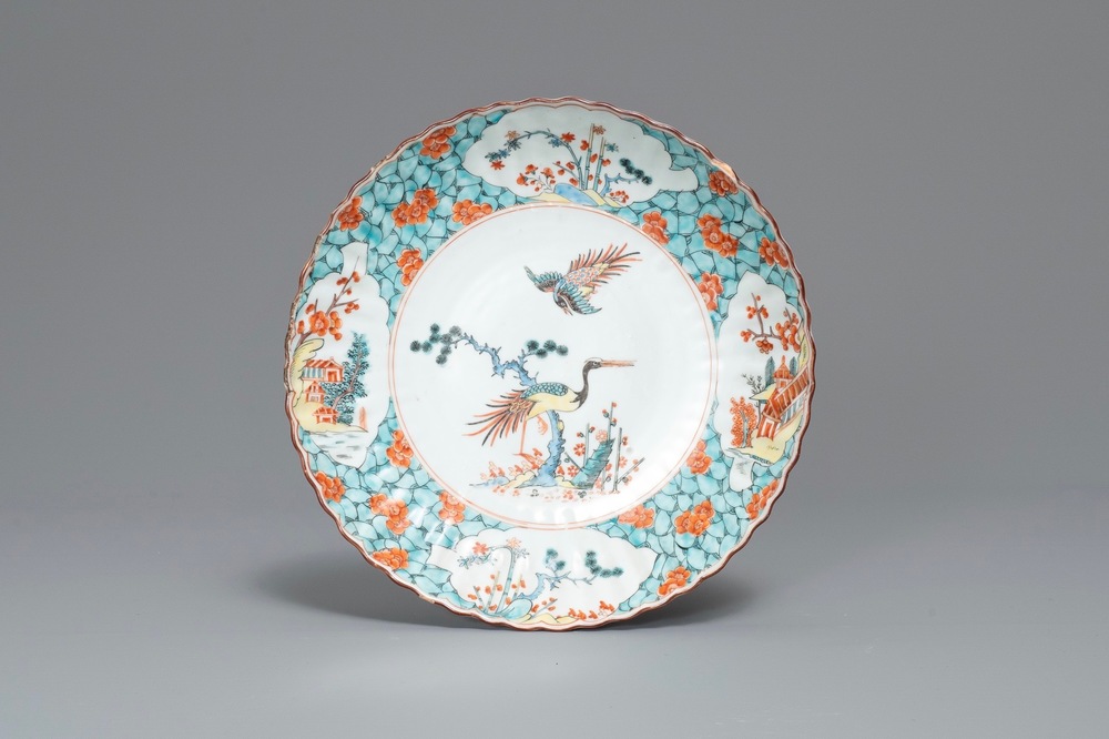 Une assiette godronn&eacute;e en porcelaine de Chine d&eacute;cor&eacute;e aux Pays-Bas de style Kakiemon, anc. coll. Auguste le Fort, Yongzheng