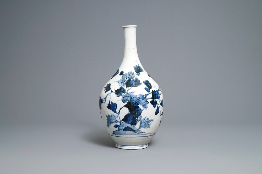 Een grote Japanse blauw-witte flesvormige Arita vaas met floraal decor, Edo, 17e eeuw