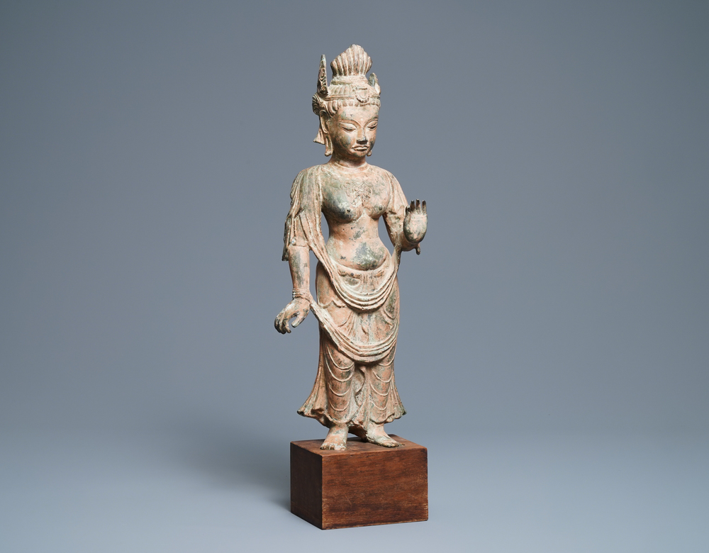 Een bronzen figuur van een godin, Zuidoost-Azi&euml;, 18/19e eeuw
