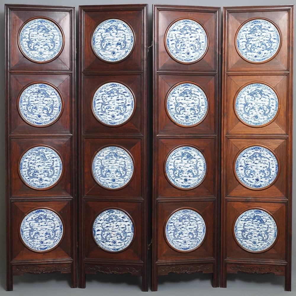 Een Chinees houten kamerscherm met blauw-witte plaquettes met draken, 19e eeuw