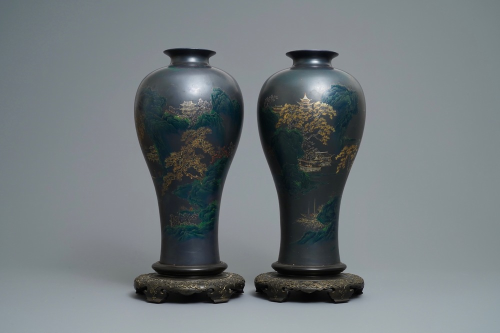 Een paar grote Chinese lakwerk vazen in de stijl van Shen Shao&rsquo;an, Fujian, 20e eeuw