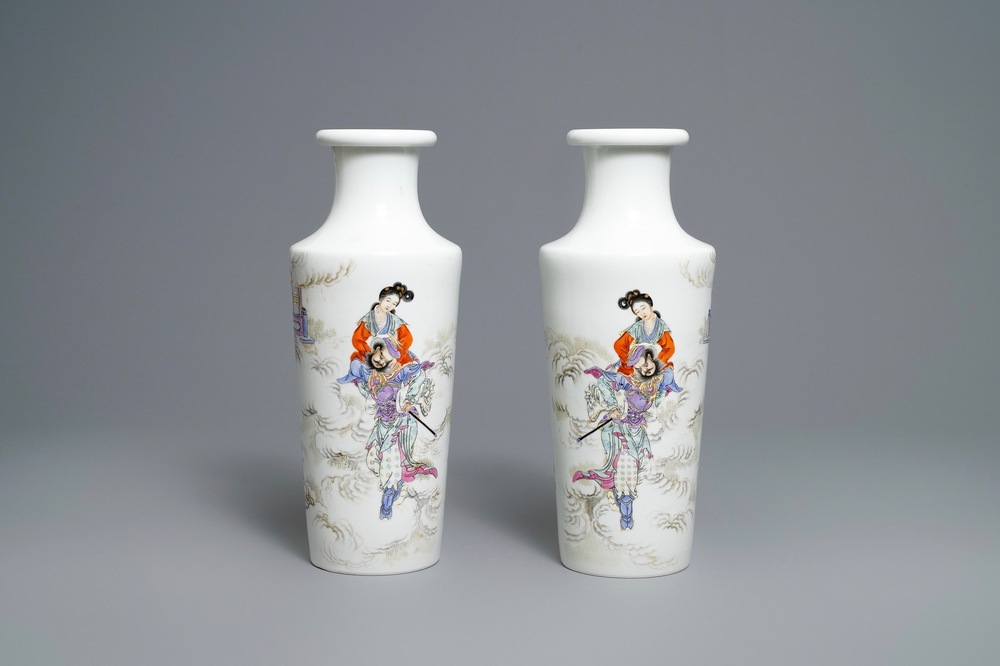 Une paire de vases de forme rouleau en porcelaine de Chine famille rose, 20&egrave;me