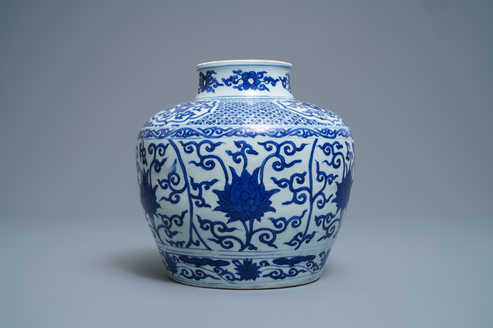 Een Chinese blauw-witte vaas met lotusslingers, gedateerd 1587, Wanli merk en periode