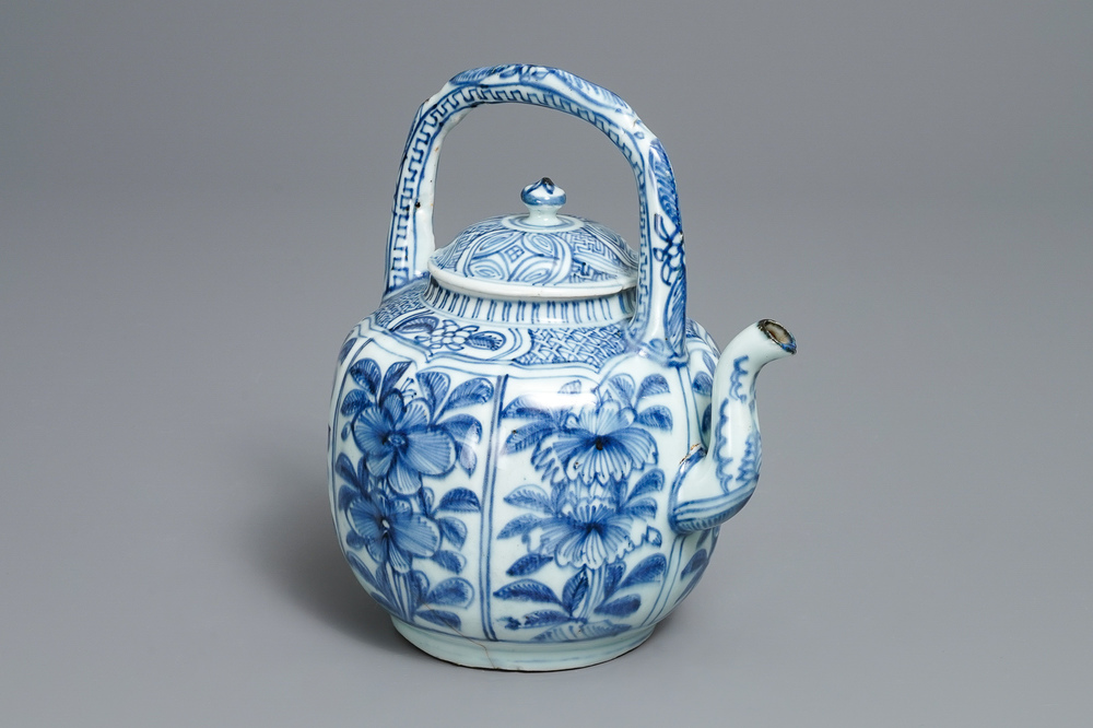A Chinese blue and white wine ewer with flowers, Wanli