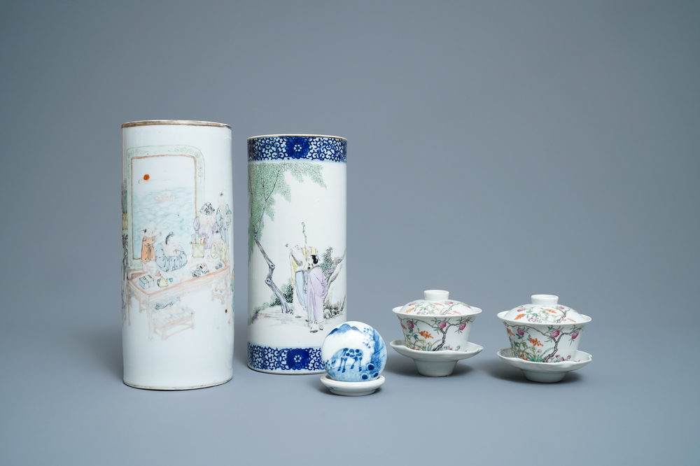 A varied collection of Chinese qianjiang cai, famille rose and blue and white porcelain, 19/20th C.