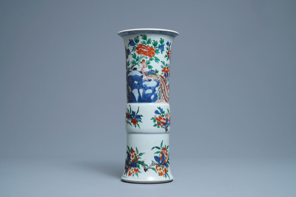 Un vase de forme gu en porcelaine de Chine wucai, Shunzhi