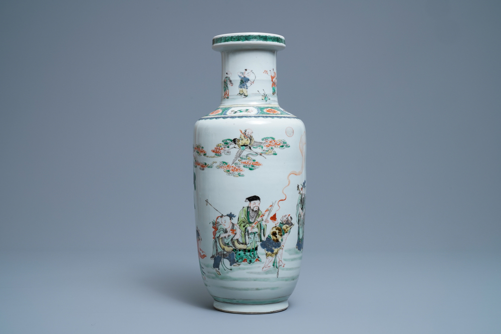 Een Chinese famille verte rouleau vaas met onsterfelijken, Kangxi