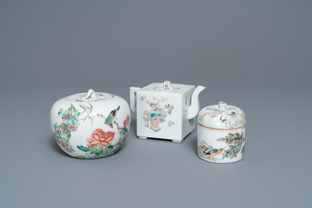 Une th&eacute;i&egrave;re et deux pots couverts en porcelaine de Chine qianjiang cai, 19/20&egrave;me