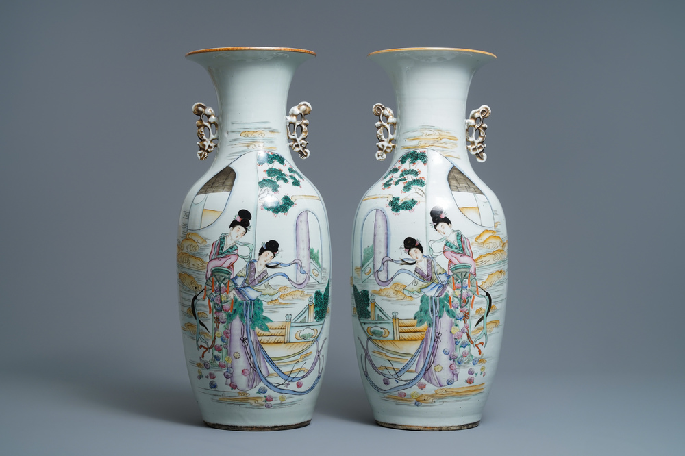 Une paire de vases en porcelaine de Chine famille rose, 19/20&egrave;me