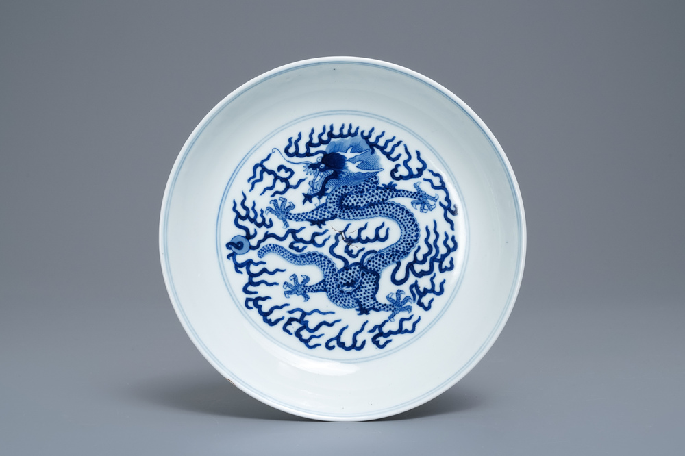 Une assiette en porcelaine de Chine en bleu et blanc &agrave; d&eacute;cor d'un dragon, marque et &eacute;poque de Guangxu