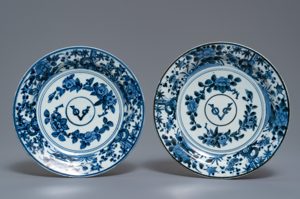 Une paire d'assiettes monogramm&eacute;es 'VOC' en porcelaine Arita en bleu et blanc, Japon, Edo, 17&egrave;me