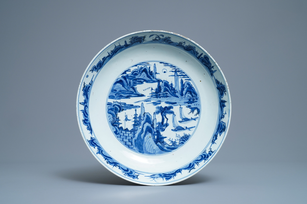 Un plat en porcelaine de Chine en bleu et blanc &agrave; d&eacute;cor d'un paysage fluviale, Jiajing