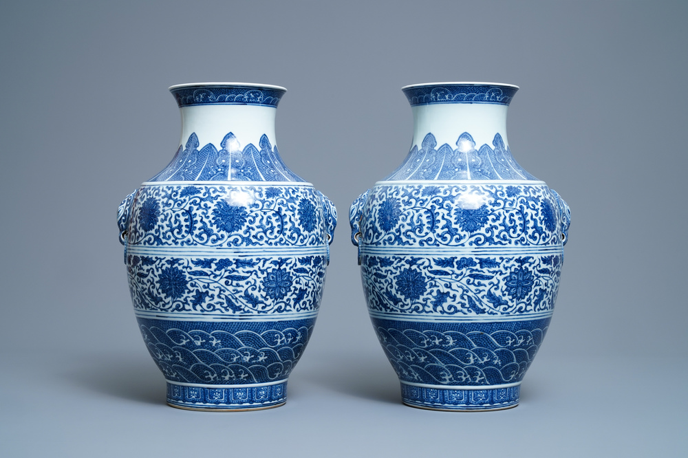 Une paire de vases de forme hu en porcelaine de Chine en bleu et blanc, marque de Qianlong, 19&egrave;me