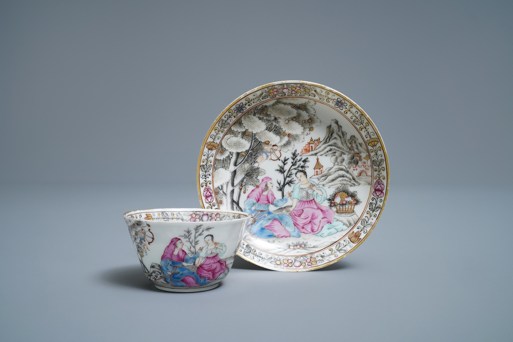 Une tasse et soucoupe en porcelaine de Chine famille rose, Qianlong