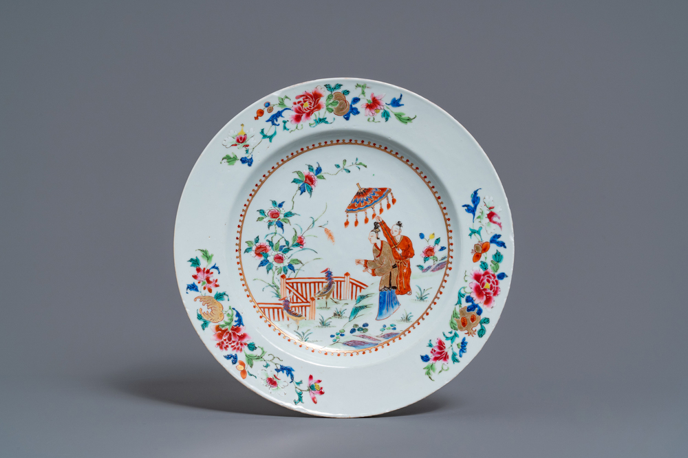 Un plat en porcelaine de Chine famille rose &agrave; d&eacute;cor 'Dames au Parasol', Qianlong