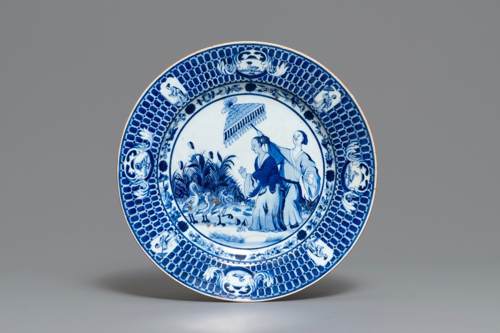 Un plat en porcelaine de Chine en bleu et blanc &agrave; d&eacute;cor 'Dames au Parasol', Qianlong