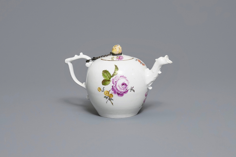 Une th&eacute;i&egrave;re en porcelaine de Meissen &agrave; d&eacute;cor floral, Allemagne, 18&egrave;me