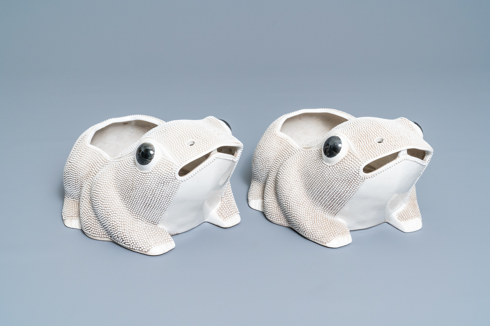 A pair of Chinese biscuit frog-shaped jardini&egrave;res, 19th C.