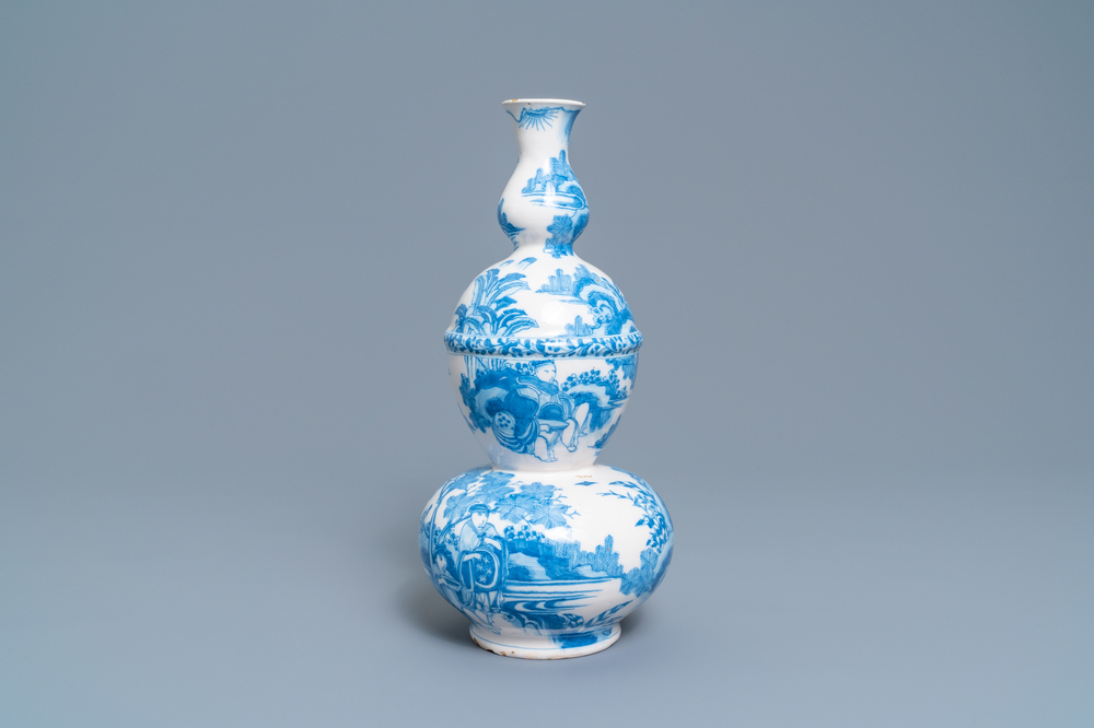 Een fraaie blauw-witte Delftse knobbelvaas met chinoiserie decor, laatste kwart 17e eeuw