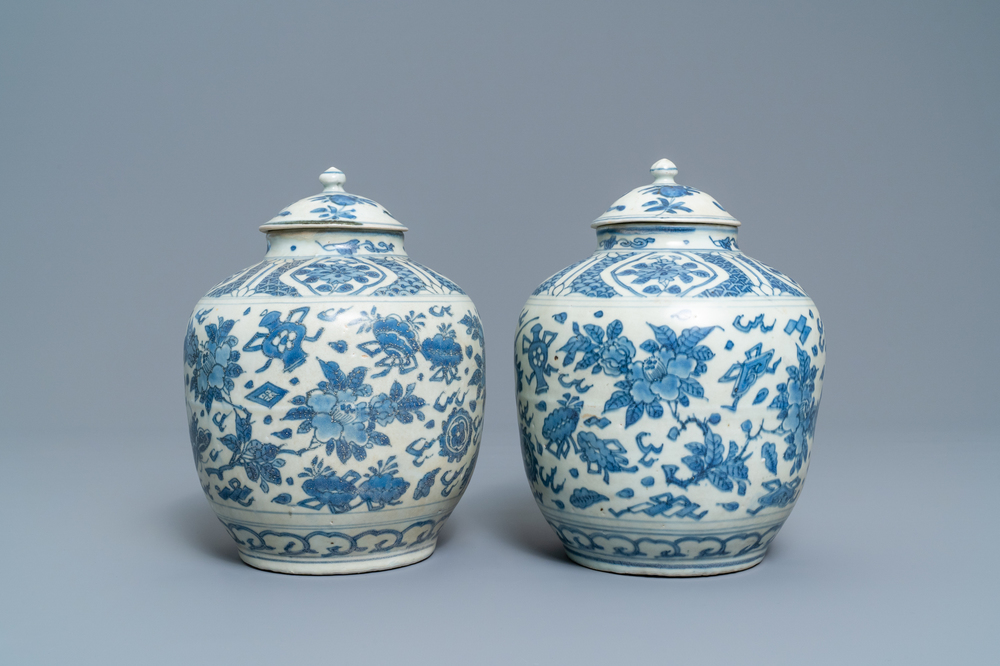 A pair of Chinese blue and white vases and covers with floral design, Hatcher cargo shipwreck, Transitional period