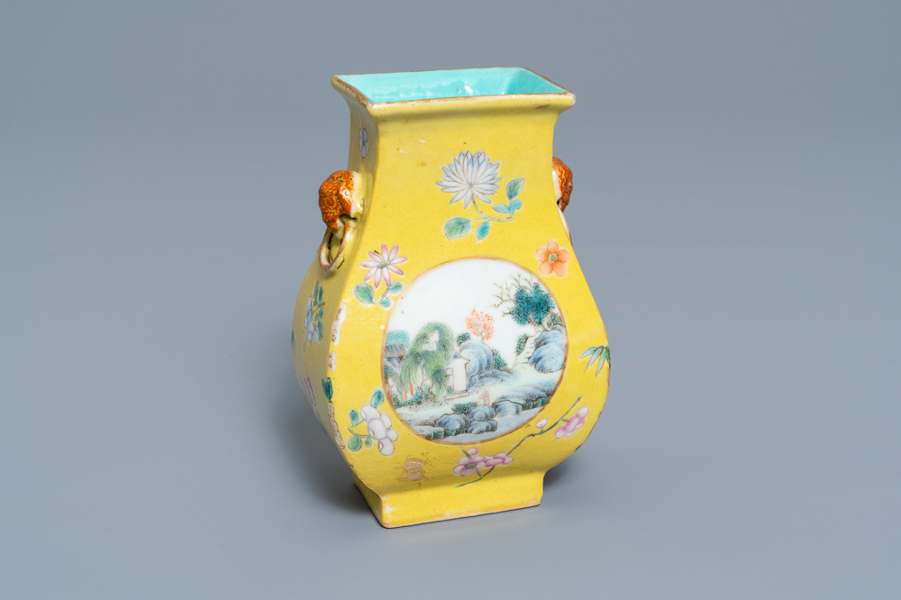 Un vase en porcelaine de Chine famille rose &agrave; fond jaune, 19/20&egrave;me