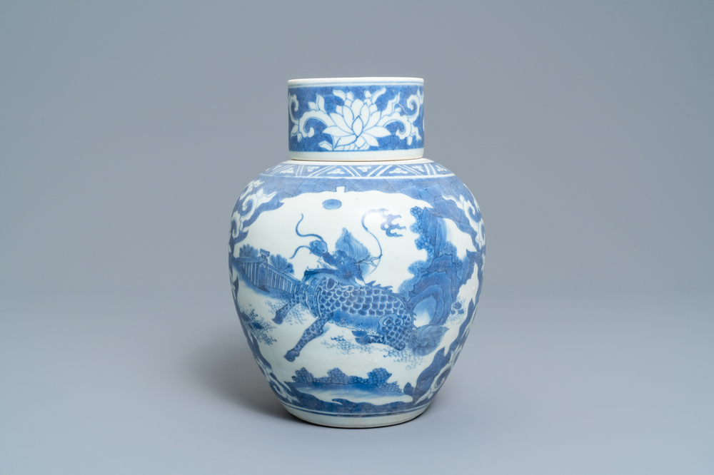 Un pot couvert en porcelaine de Chine en bleu et blanc &agrave; d&eacute;cor d'animaux mythiques, &eacute;pave du Hatcher cargo, &eacute;poque Transition