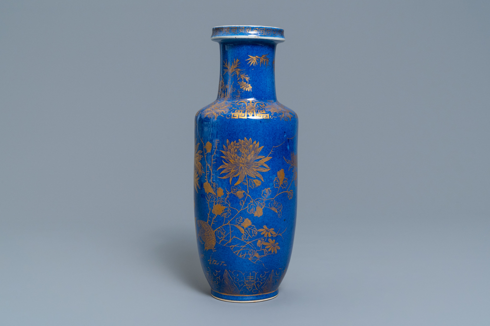 Een Chinese poederblauwe rouleau vaas met verguld decor, 19e eeuw