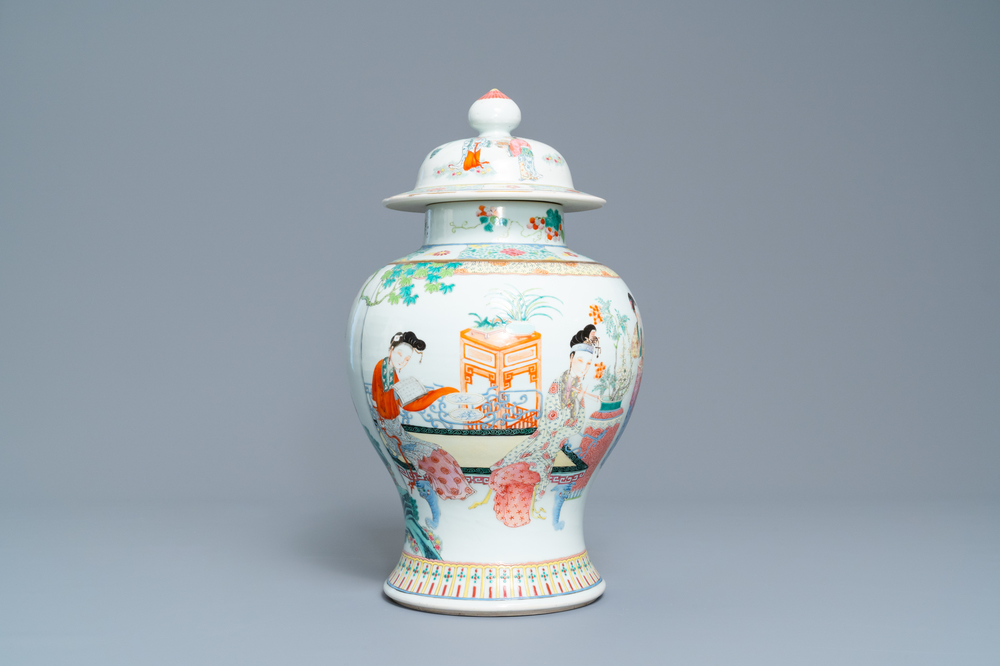 Un vase couvert en porcelaine de Chine famille rose, 19/20&egrave;me