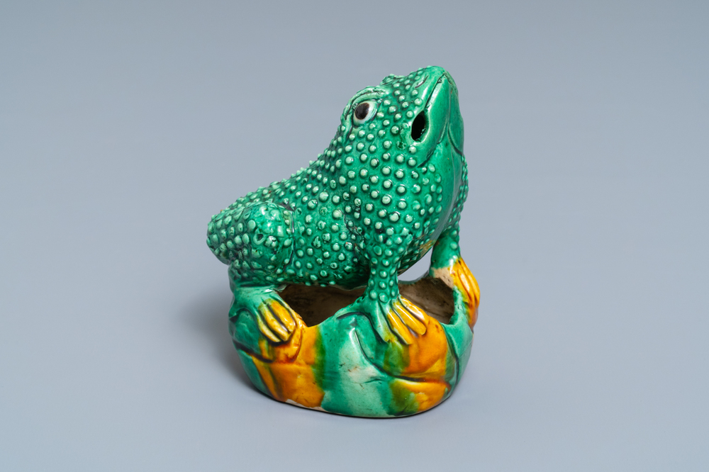 Un mod&egrave;le d'un crapaud en porcelaine de Chine biscuit &eacute;maill&eacute; verte, Kangxi