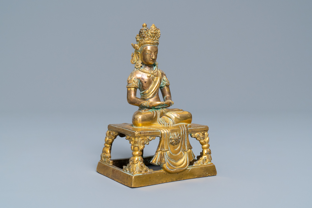 Une figure du Bouddha Amitayus en bronze dor&eacute;, Sino-Tibet, Qianlong