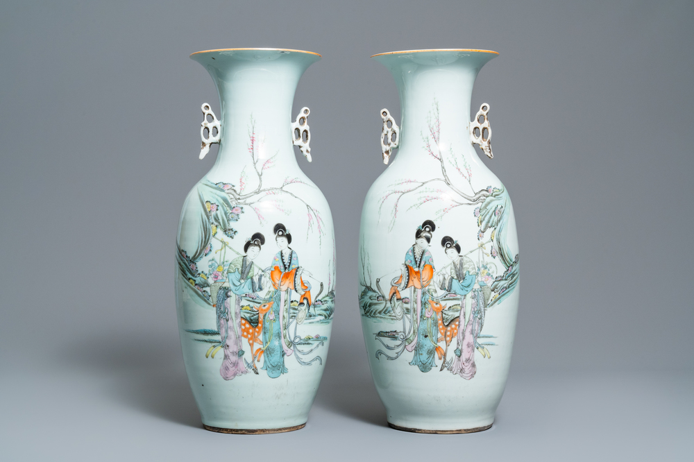 Une paire de vases en porcelaine de Chine famille rose &agrave; d&eacute;cor de dames dans un jardin, 19/20&egrave;me