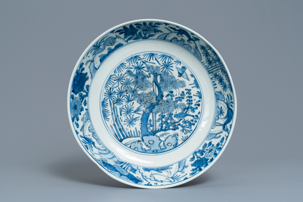 Un plat en porcelaine de Chine en bleu et blanc &agrave; d&eacute;cor 'Les trois amis de l'hiver', Jiajing