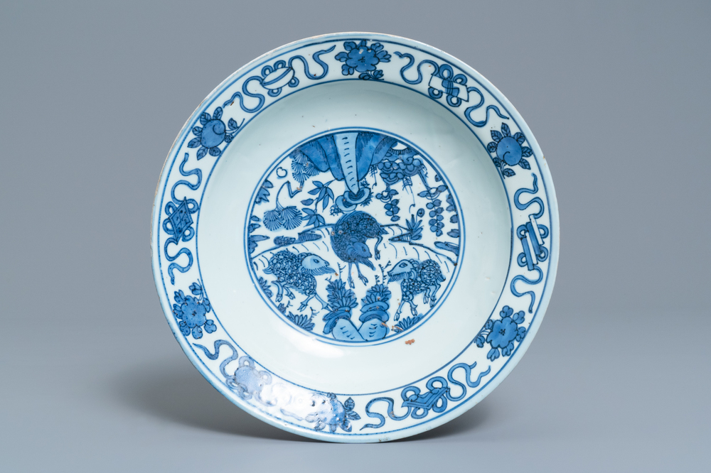 Un plat en porcelaine de Chine en bleu et blanc &agrave; d&eacute;cor de trois b&eacute;liers, Jiajing