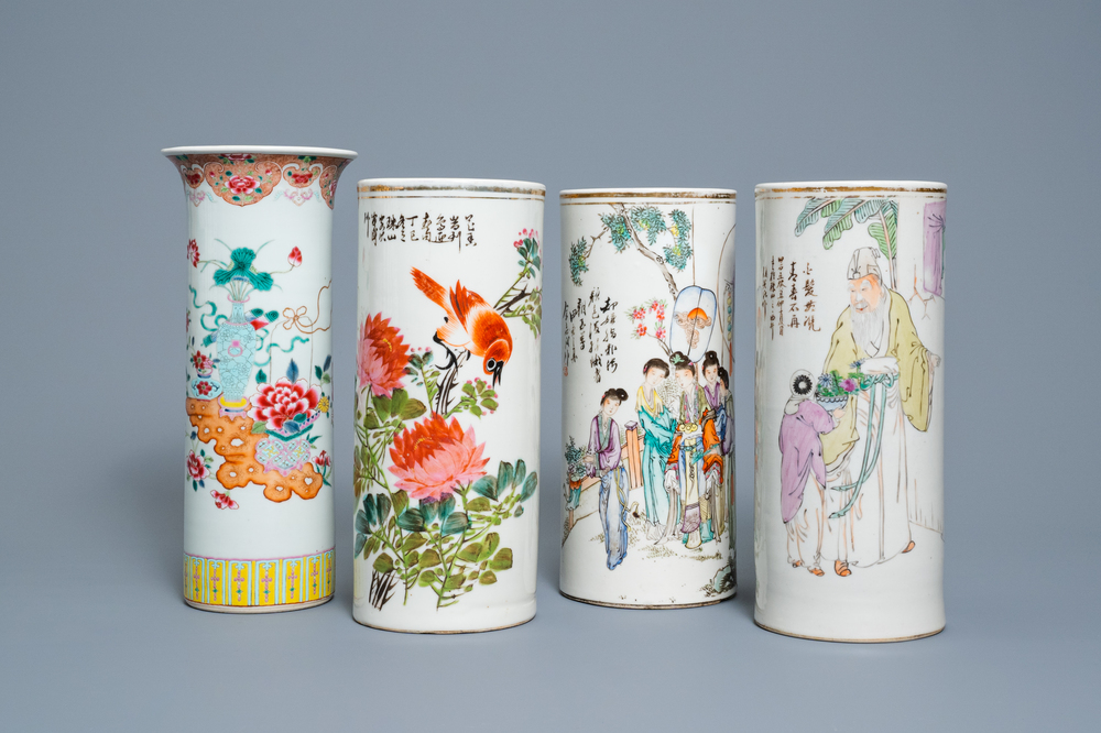 Trois porte-chapeaux en porcelaine de Chine qianjiang cai et un vase en famille rose, 19/20&egrave;me