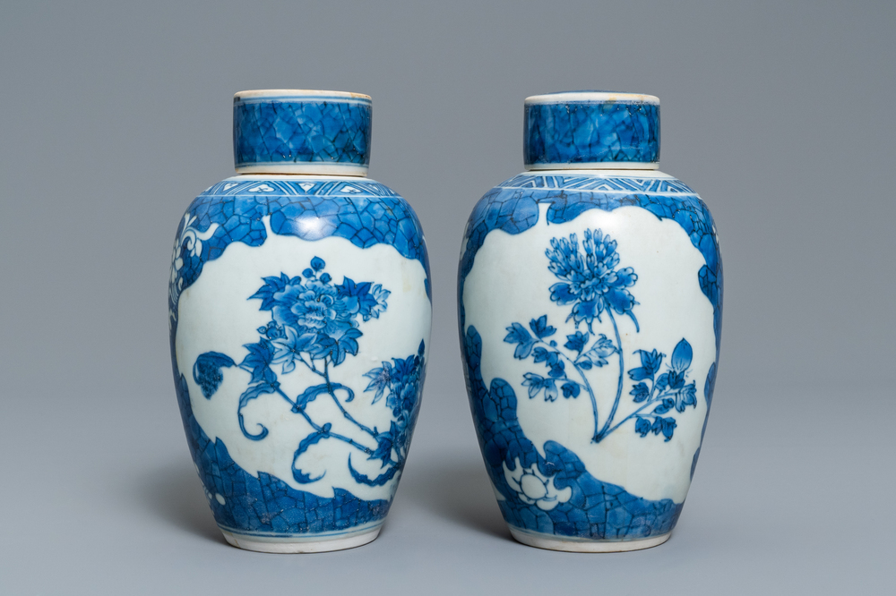 A pair of Chinese blue and white vases and covers with floral design, Hatcher cargo shipwreck, Transitional period