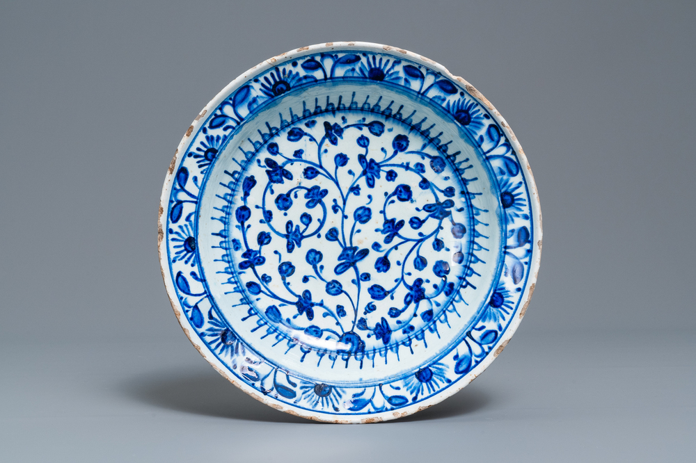 Un plat en c&eacute;ramique d'Iznik en bleu et blanc &agrave; d&eacute;cor floral, Turquie, fin du 16&egrave;me