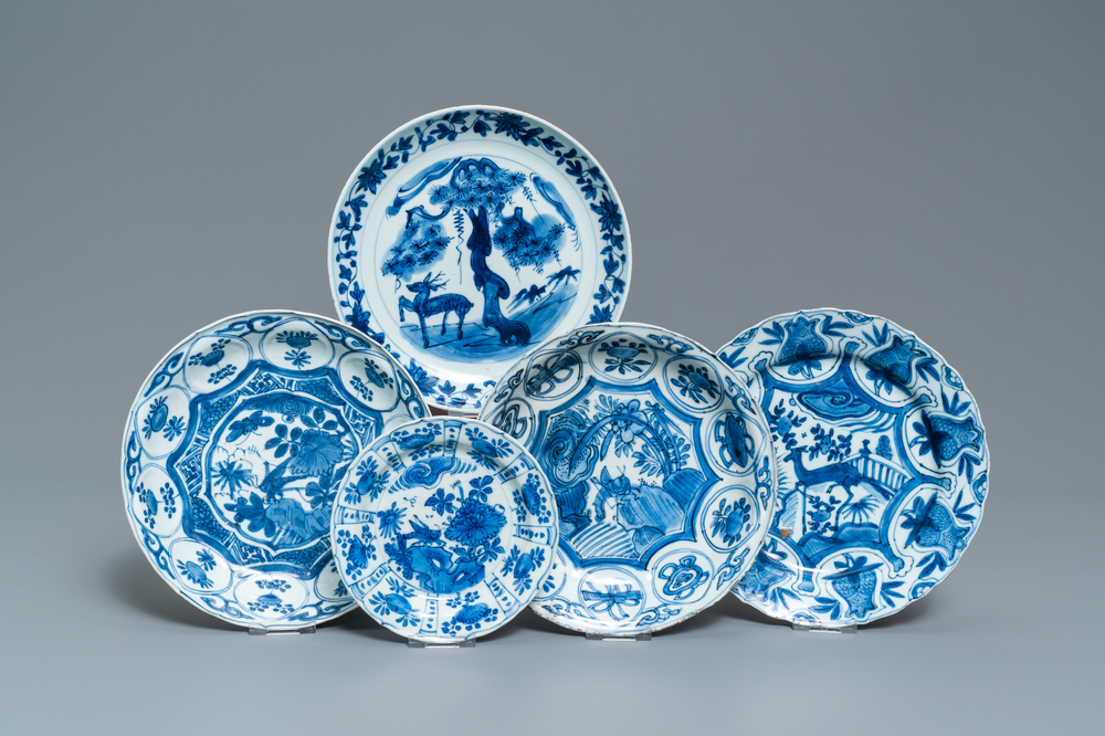 Cinq assiettes en porcelaine de Chine en bleu et blanc de type kraak, Wanli