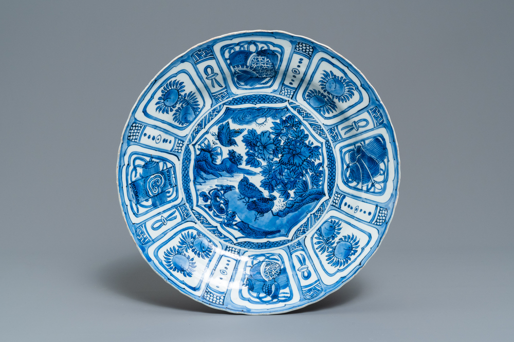 Un plat en porcelaine de Chine en bleu et blanc de type kraak &agrave; d&eacute;cor de cailles, Wanli