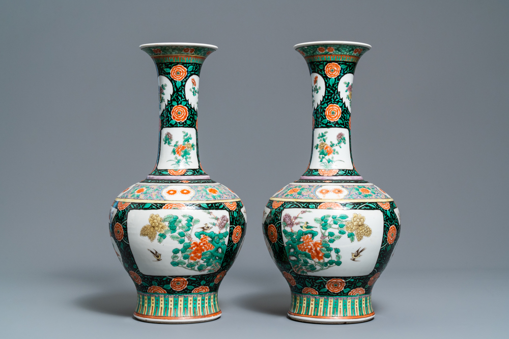 Une paire de vases de forme bouteille en porcelaine de Chine famille verte, 19&egrave;me