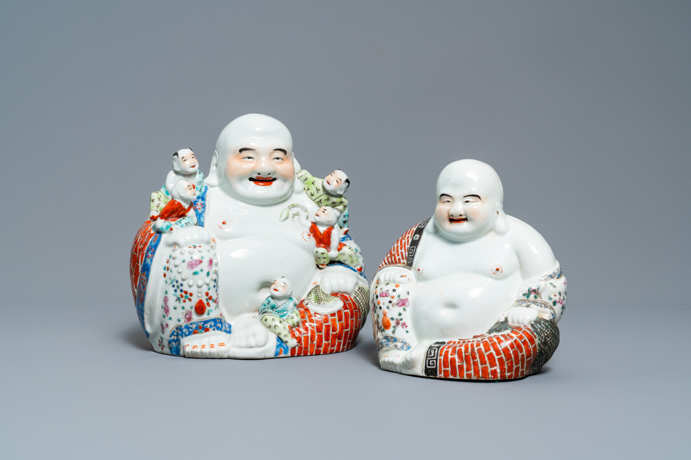 Deux figures de Bouddha en porcelaine de Chine famille rose, 19/20&egrave;me