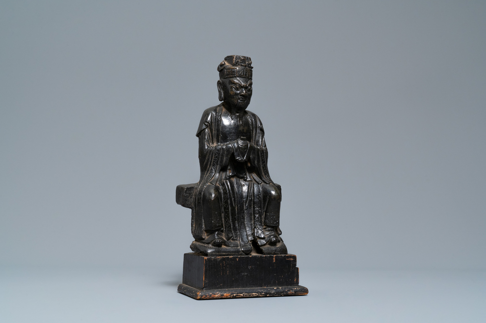 Een Chinese bronzen figuur van Wenchang Wang met inscriptie, Ming