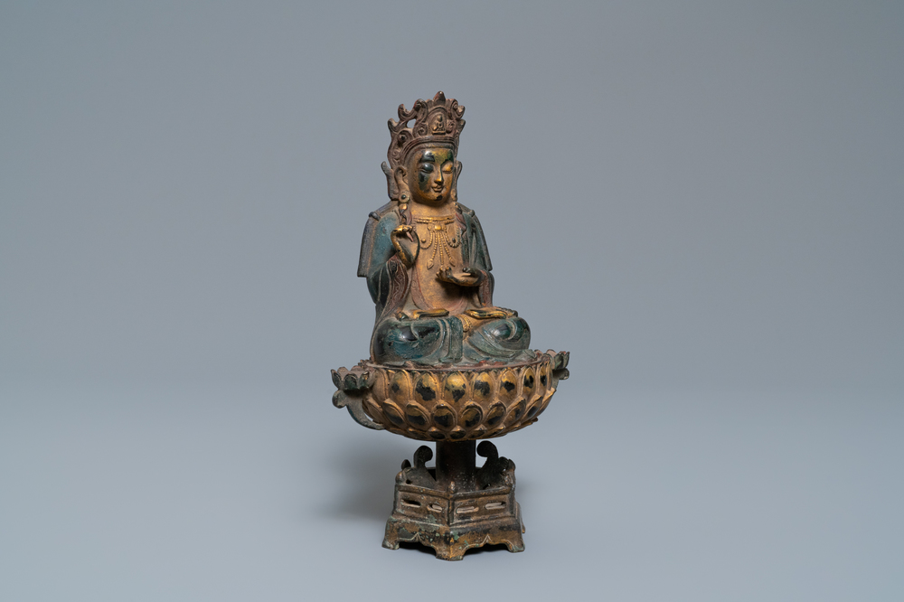 Een Chinese vergulde en deels polychrome bronzen figuur van Boeddha op een lotustroon, Qing