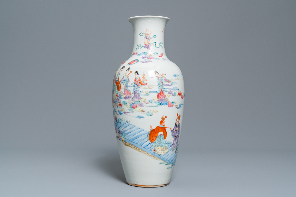 Un vase en porcelaine de Chine famille rose &agrave; d&eacute;cor d'immortels, marque de Qianlong, R&eacute;publique