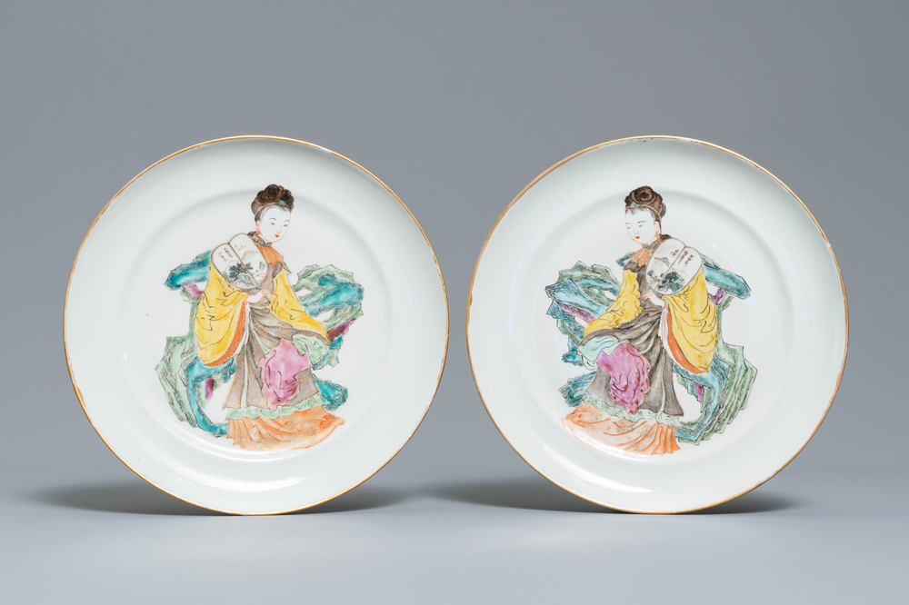 A pair of Chinese famille rose dishes with ladies holding a fan, 19th C.