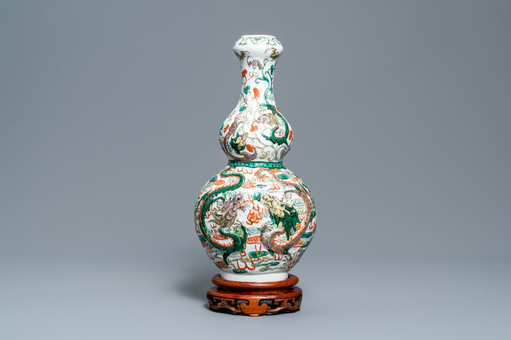 A Chinese famille verte relief-moulded double gourd 'dragon' vase on wooden stand, 19/20th C.