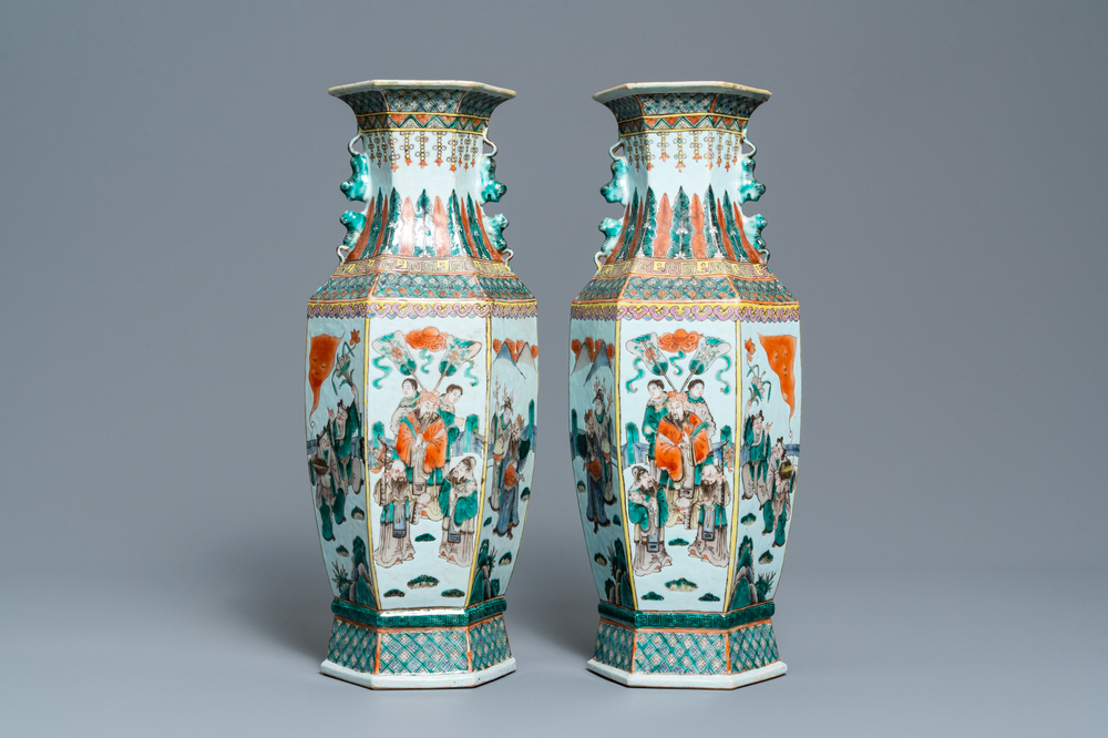 Une paire de vases de forme hexagonale en porcelaine de Chine famille verte, 19&egrave;me